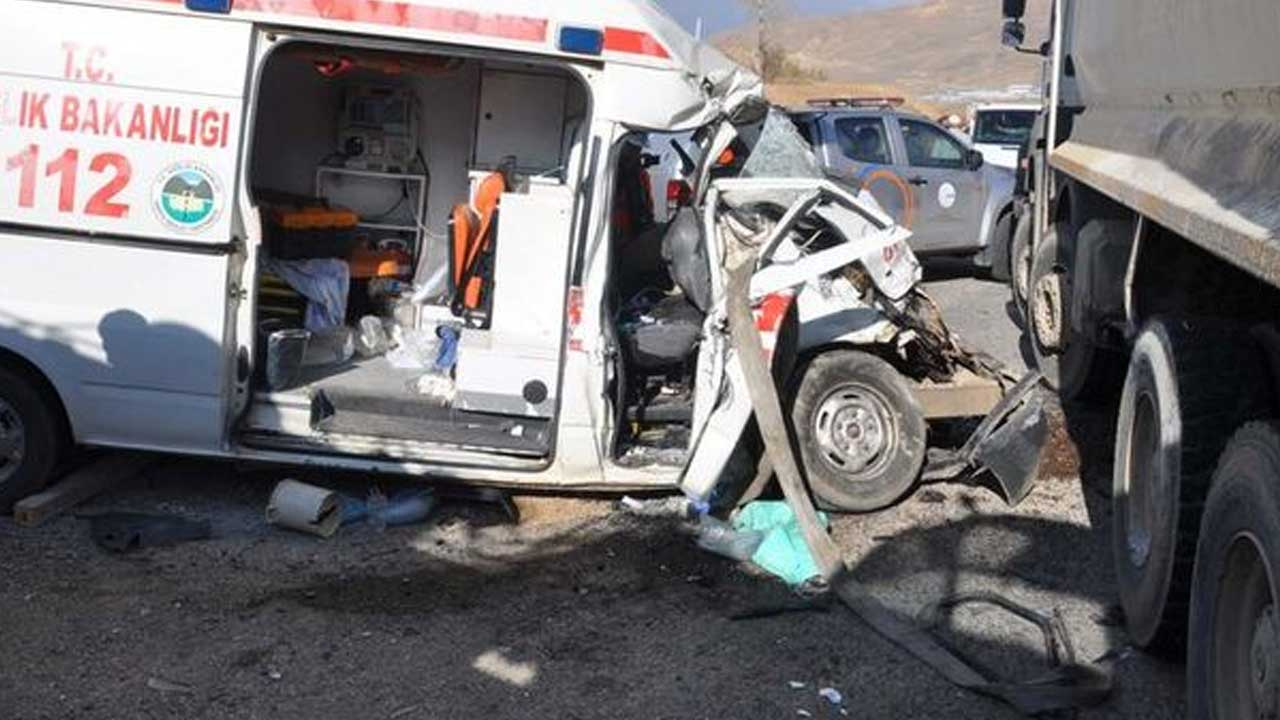 Muş’ta Ambulans Kaza Yaptı: 2 Yaralı