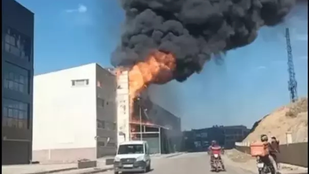 Öğrenci Yurdunda Yangın Paniği! Alevler Kısa Sürede Binayı Sardı