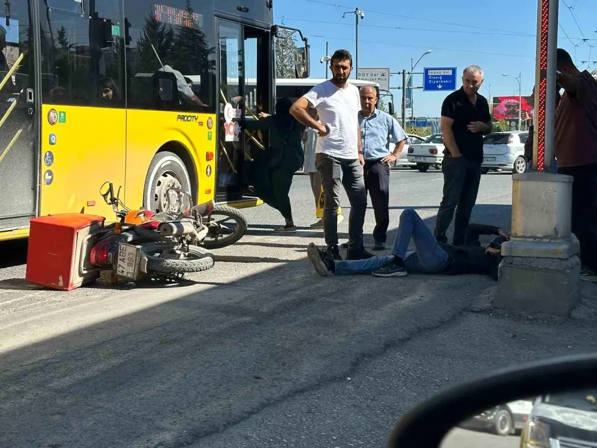 Malatya’da halk otobüsü ile motosiklet çarpıştı: Sürücü yaralandı