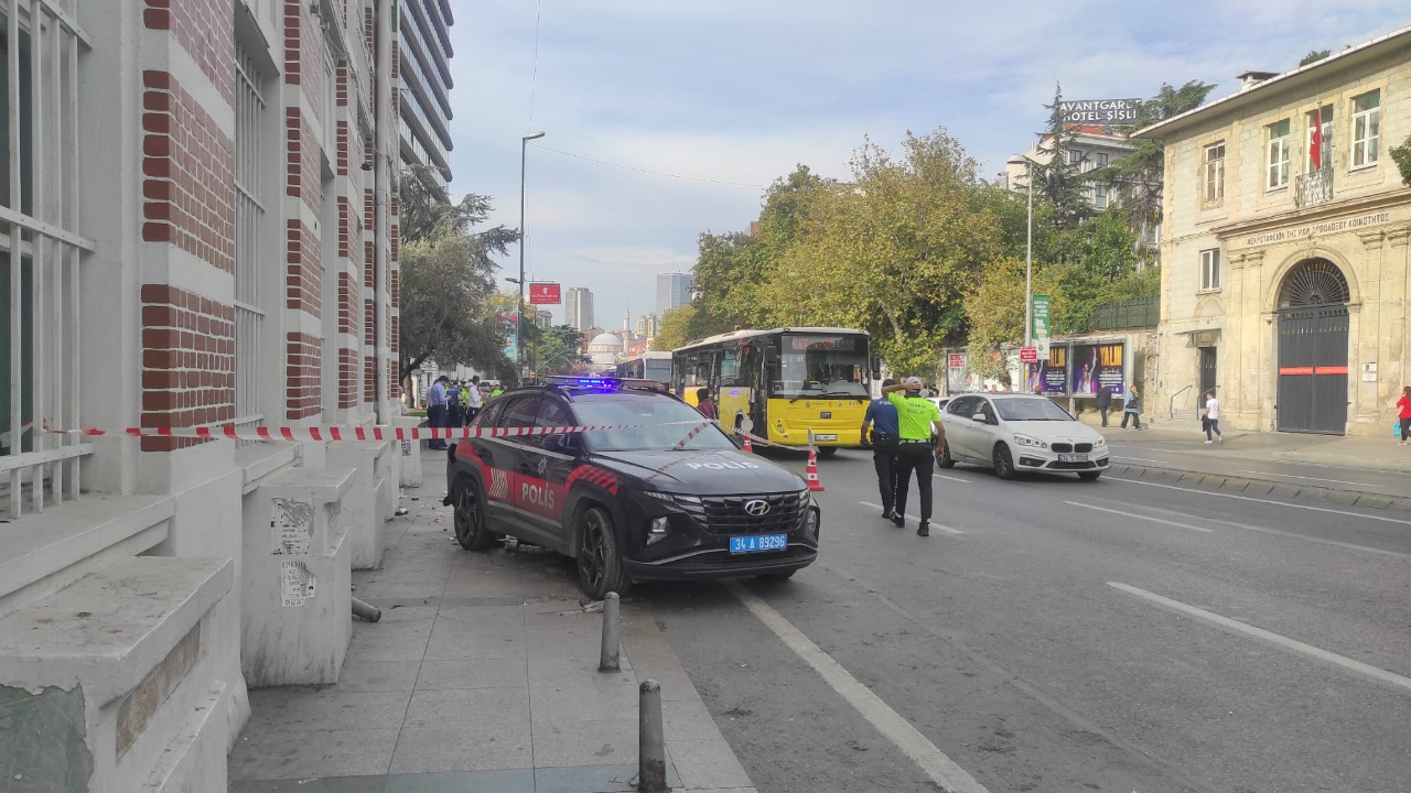 Polis Aracı Kaldırımdaki İki Kadına Çarptı