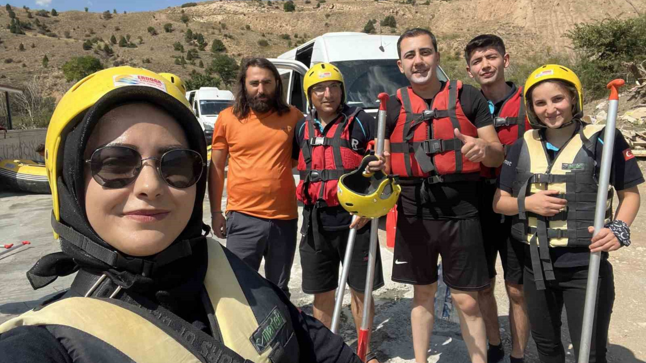 Sıcak Havada Rafting Yaparak Serinlediler