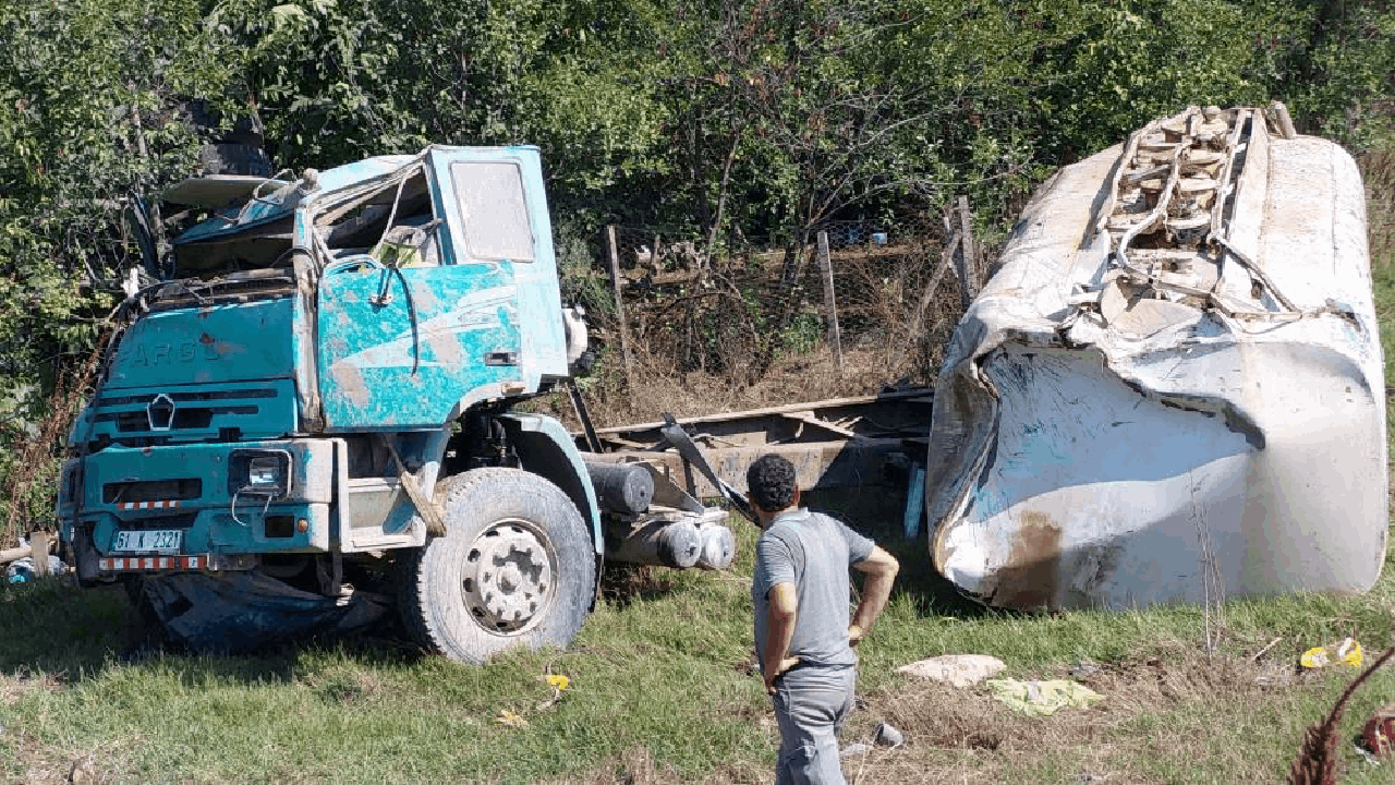 Sulama Tankeri Şarampole Devrildi, 1 Ağır Yaralı