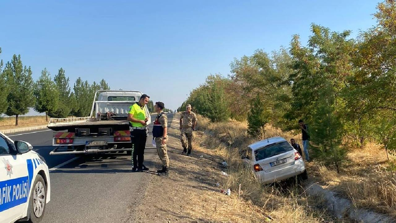 Sürücü Direksiyon Hakimiyetini Kaybetti, Araç Yoldan Çıktı: 3 Yaralı