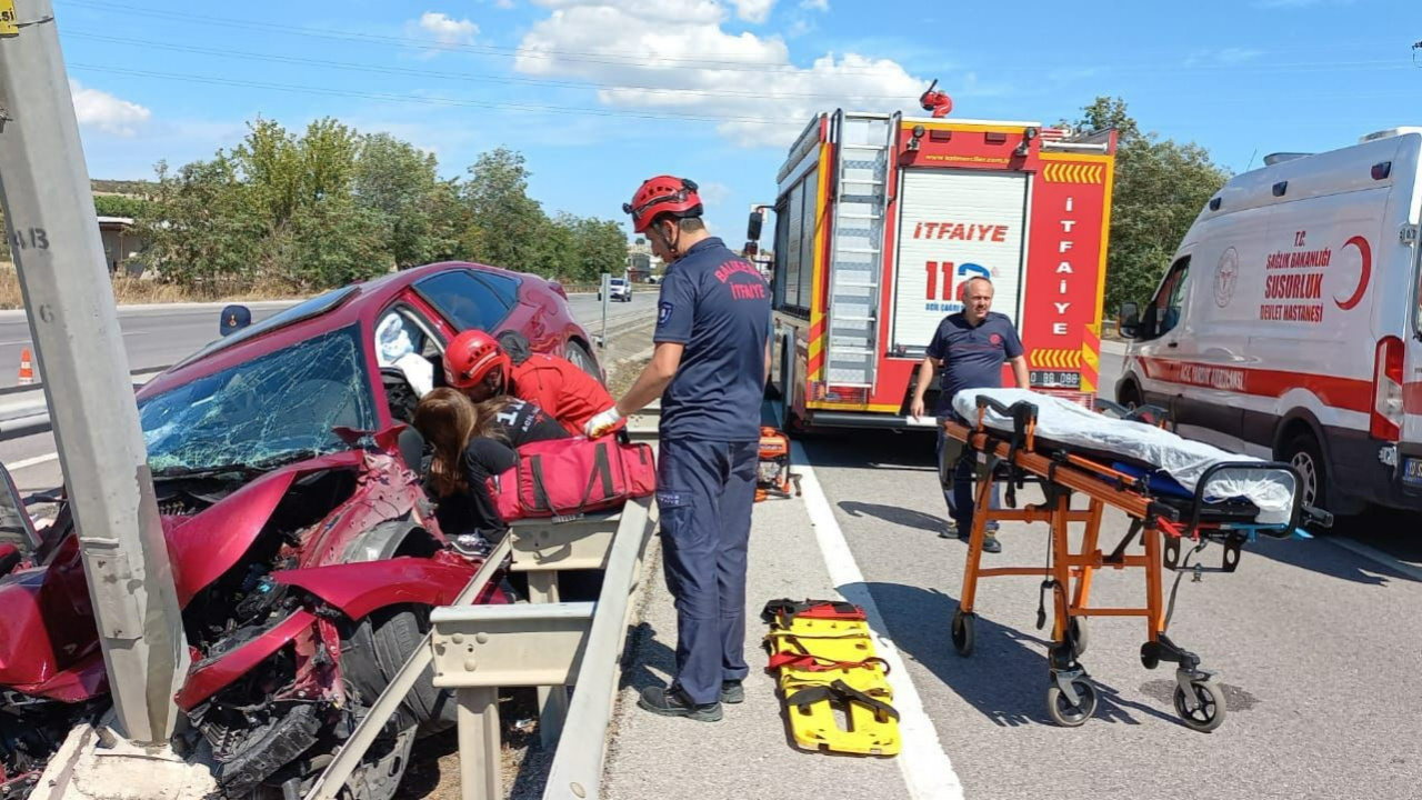 Sürücü Direksiyon Hakimiyetini Kaybetti, Otomobil Refüje Sıkıştı