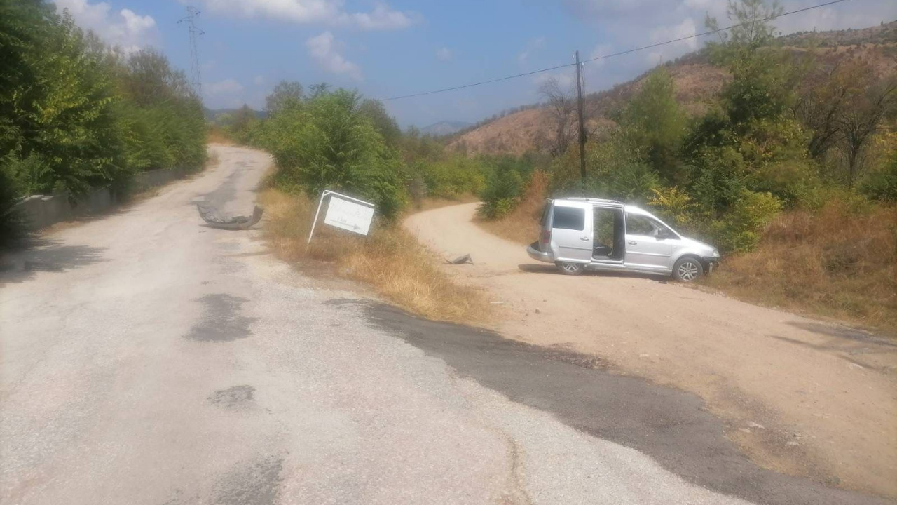 Sürücü Virajı Alamadı, Otomobil Şarampole Devrildi: 3 Yaralı