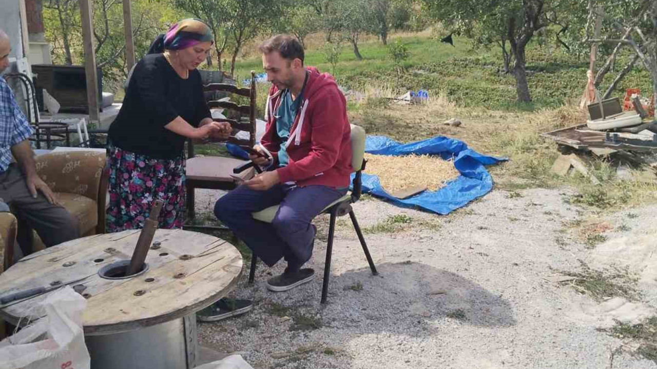 Tarlada Çalışanların Ayağına Giden Doktor