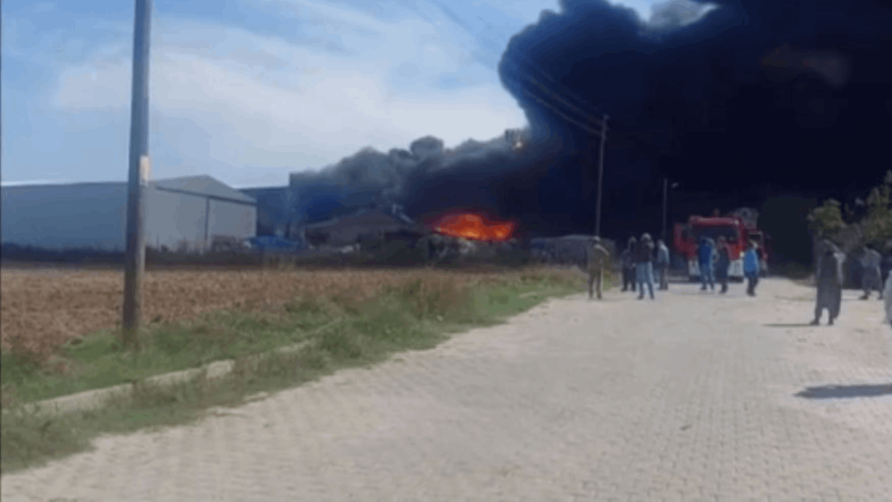 Tekirdağ’da Boya Fabrikasında Büyük Yangın