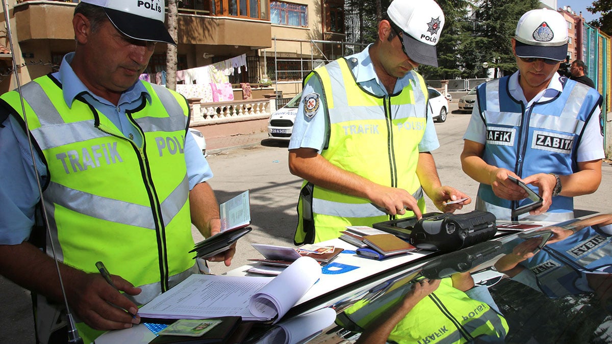 Eski ehliyetle trafiğe çıkanlara asgari ücret tutarına yakın para cezası! Ehliyet yenilemede son tarih yaklaşıyor