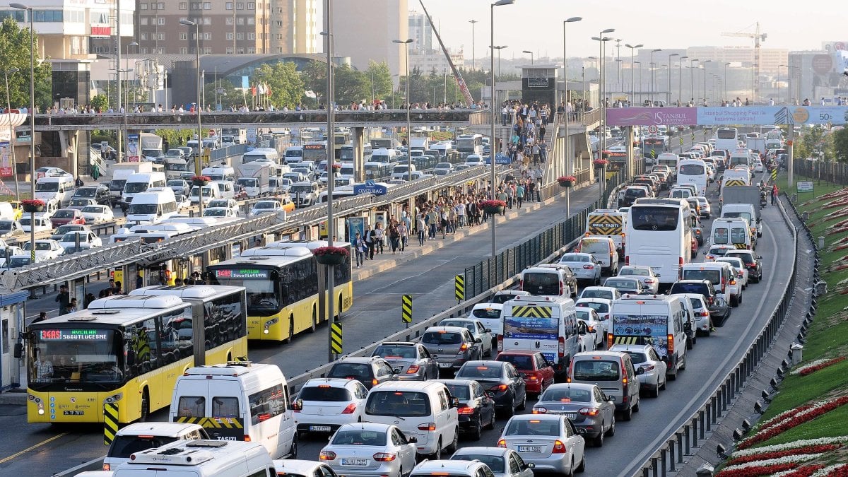 Trafiğe kayıtlı güncel araç sayısı şaşkına çevirdi! TÜİK, son verileri açıkladı