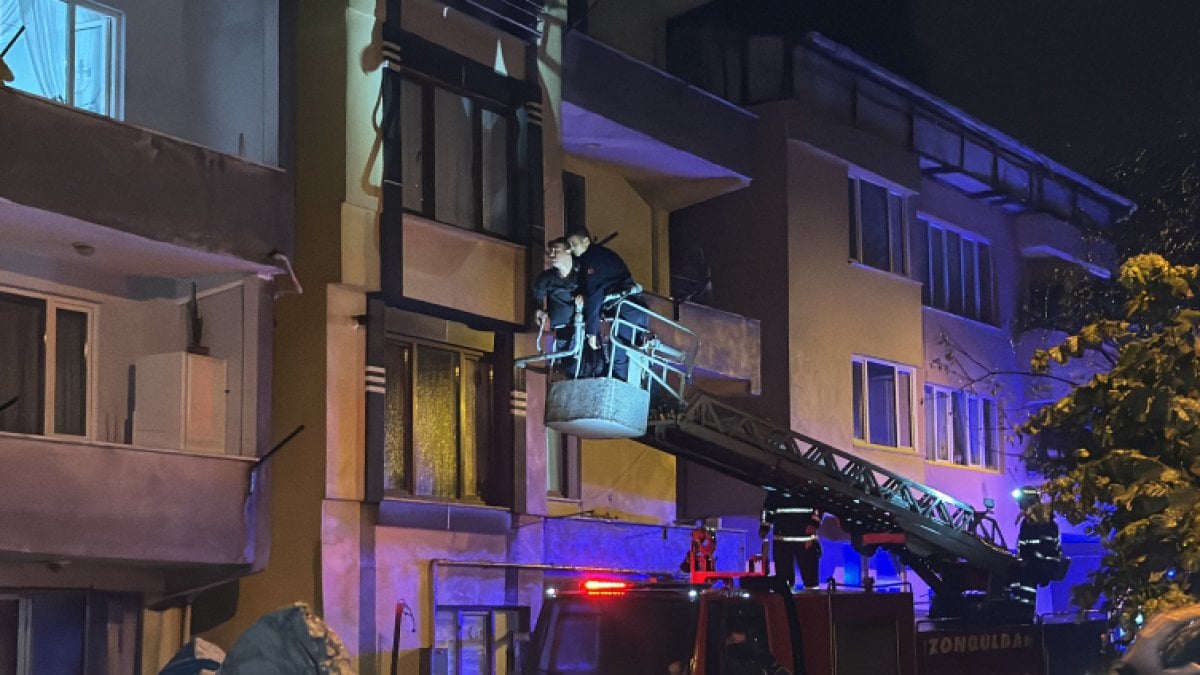 Zonguldak’ta heyelan apartman girişini kapattı: Mahsur kalan 6 kişi tahliye edildi