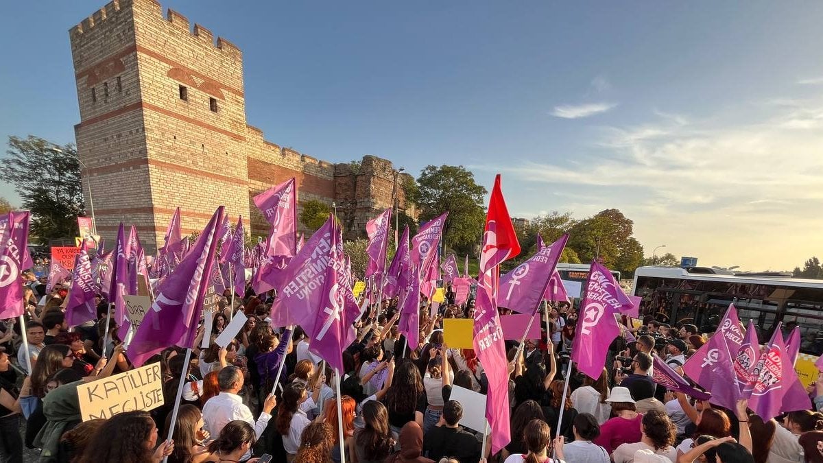 Kadınlardan tarihi surlar önünde eylem: Cezasızlığa son vereceğiz