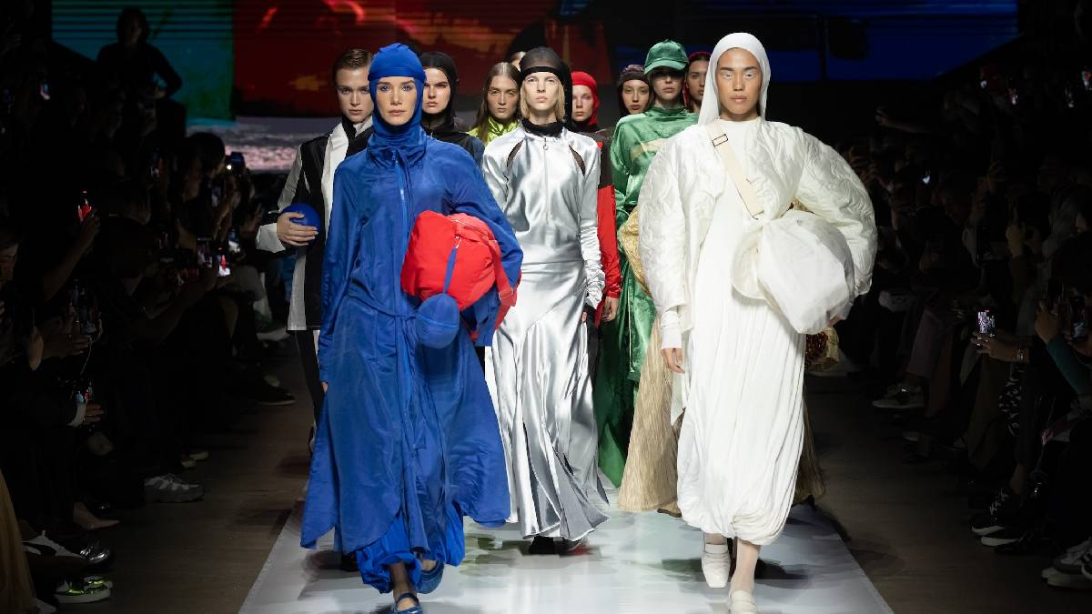 Moscow Fashion Week tüm hızıyla devam ediyor: Rus başkentinde canlı moda gösterileri