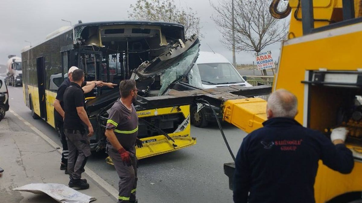 Sultangazi’de iki otobüs kafa kafaya çarpıştı: 1’i çocuk 2 yaralı