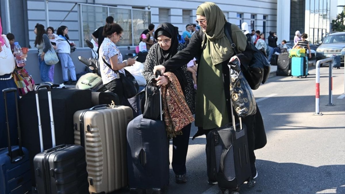 Tahliyeler devam ediyor: Lübnan’daki Türkler için uçak kalkacak