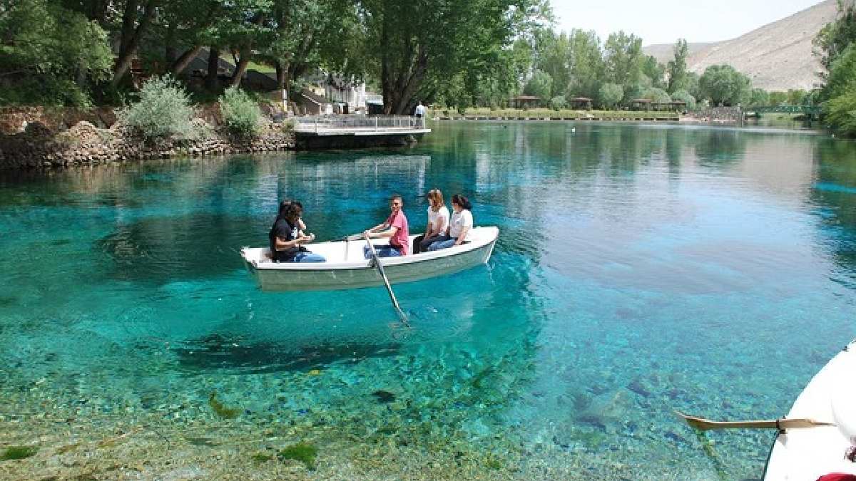 Denizi yok ama gölleri Maldivler’i aratmıyor! Kaplıca ve doğal güzelliğin merkezi, giden gelmek istemiyor