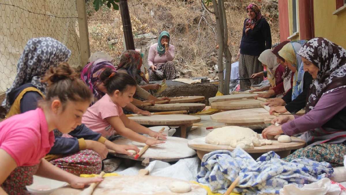 Bu işte sadece kadınlar var! Kenar mahallelerde her yıl imece usulüyle yapılıyor, ev ekonomisine katkı sağlanıyor