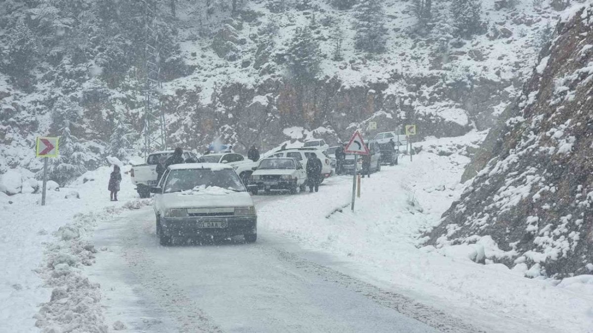 Eylül ayında ocak karı: Yola çıkacaklar dikkat! O ilde kar yolları kapattı, araçlar mahsur kaldı