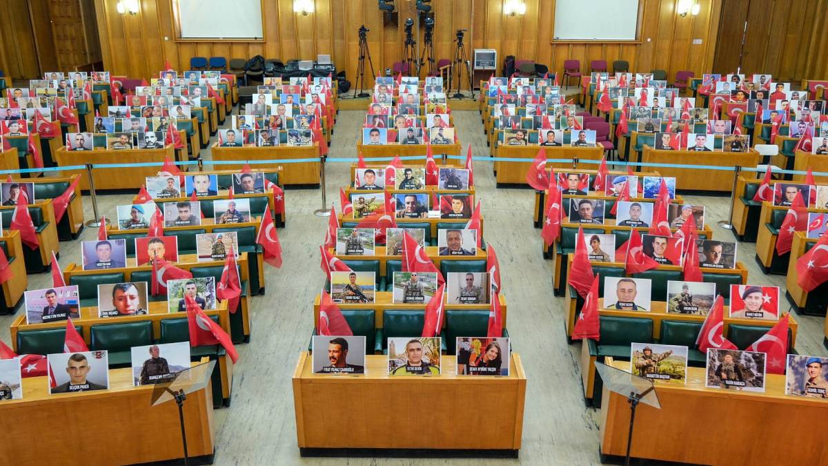 İYİ Parti’de toplantı öncesi tüm sıralara şehit fotoğrafları konuldu