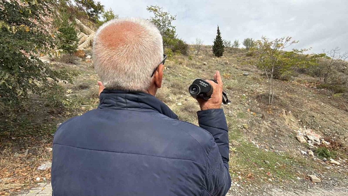 Kabir ziyaretini dürbünle yapıyor! Mezarlığa yol olmayınca çözümü böyle buldu: “Gurbette gibi uzaktan dua ediyorum”