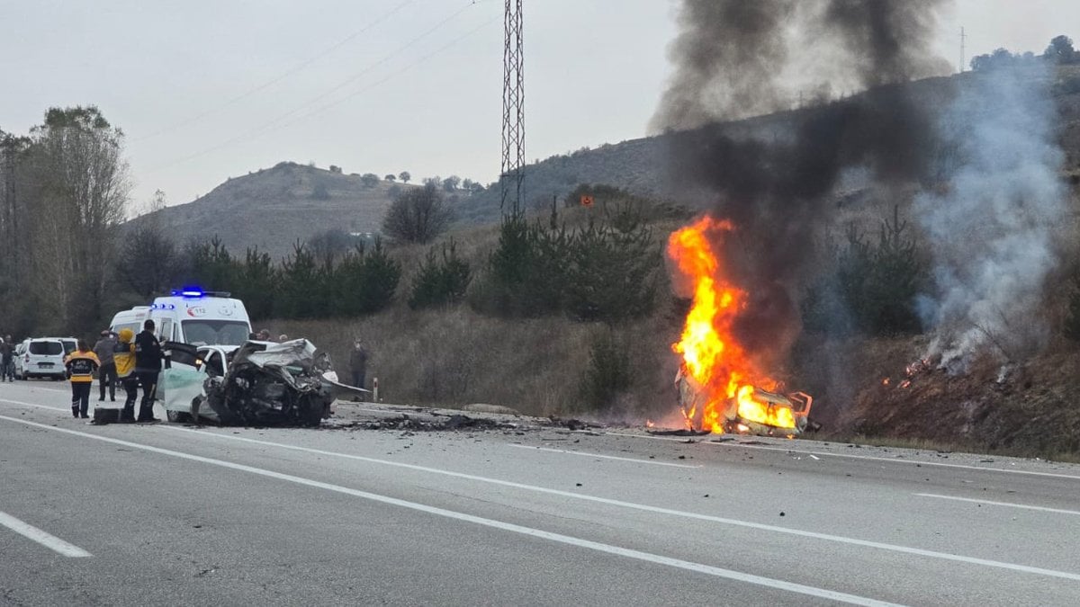 Erzincan’da katliam gibi kaza! İki otomobil çarpıştı: 5 ölü