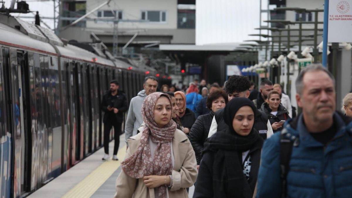 Bakan Uraloğlu açıkladı: Yarın raylı sistemler ücretsiz olacak