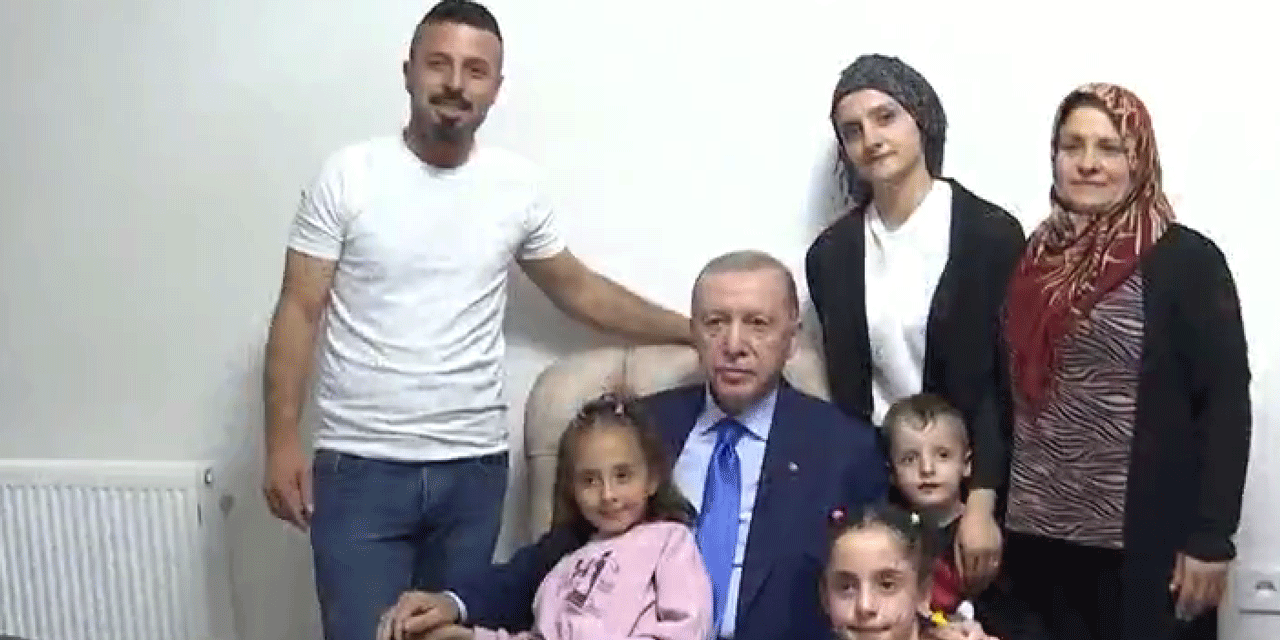 Cumhurbaşkanı Erdoğan Hatay’da depremzede aileyi ziyaret etti