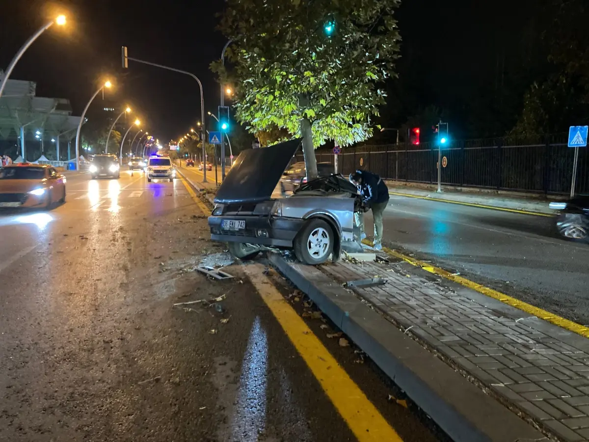 Çankaya’da Feci Kaza: İkiye Bölünen Otomobil Diğer Araçla Çarpıştı