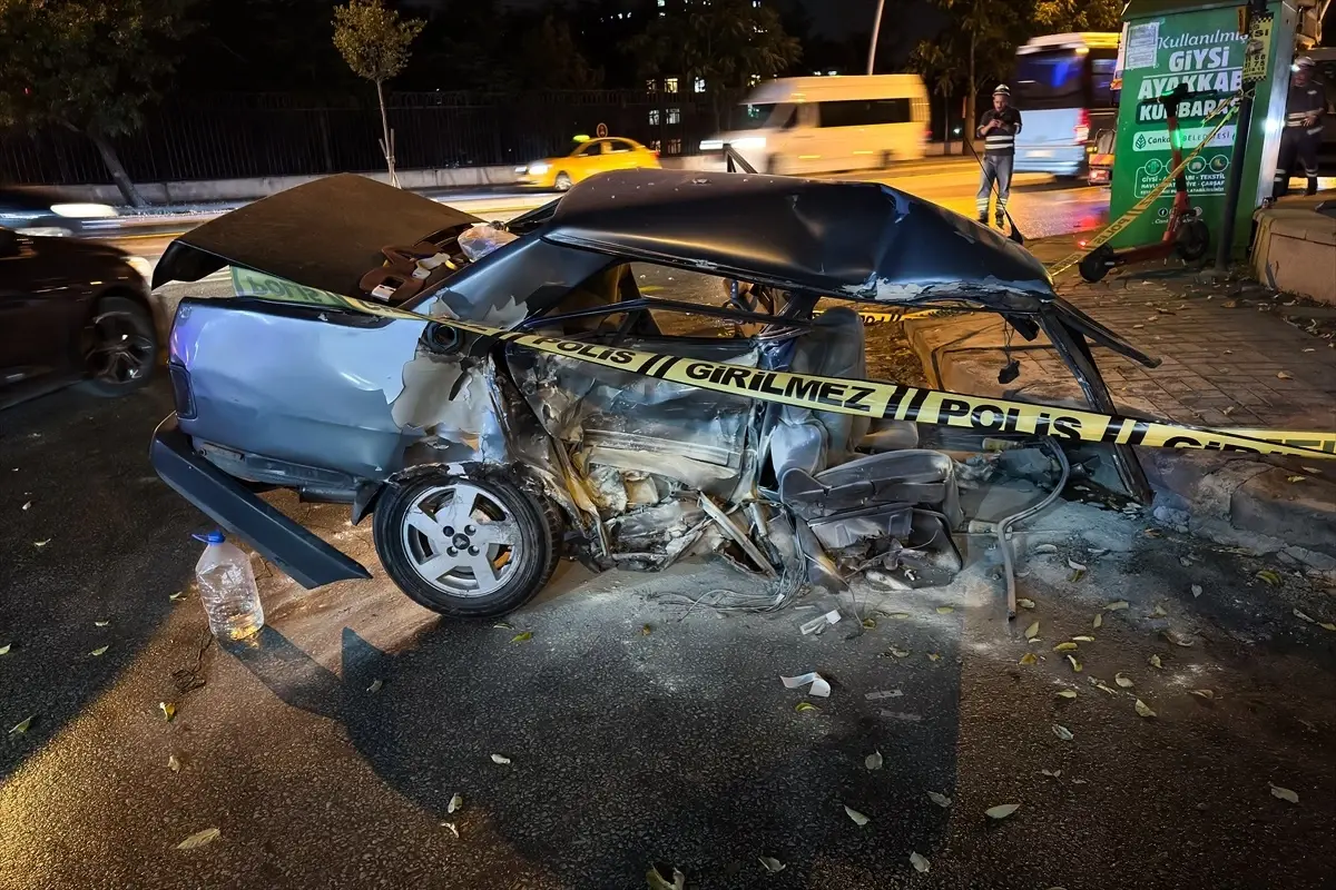 Ankara’da Ağaca Çarpan Otomobilde 2 Yaralı