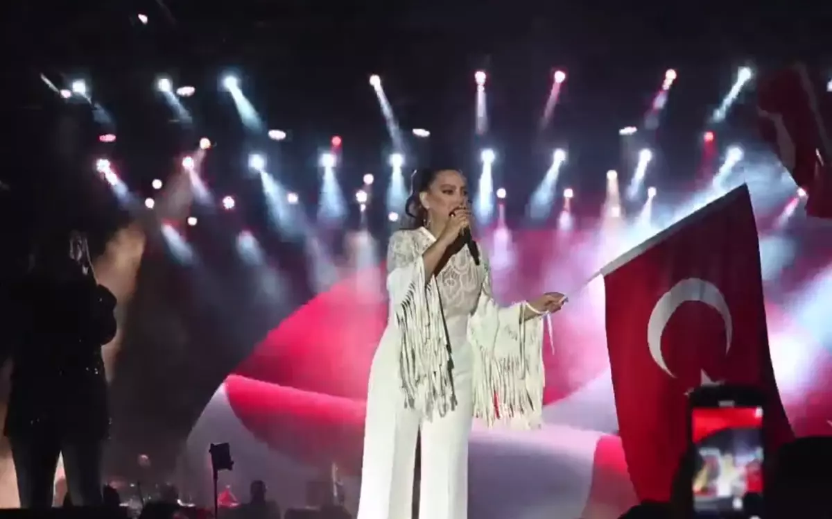 Ebru Gündeş, Cumhuriyet Bayramı’nda Ankaralı Hayranlarıyla Buluştu