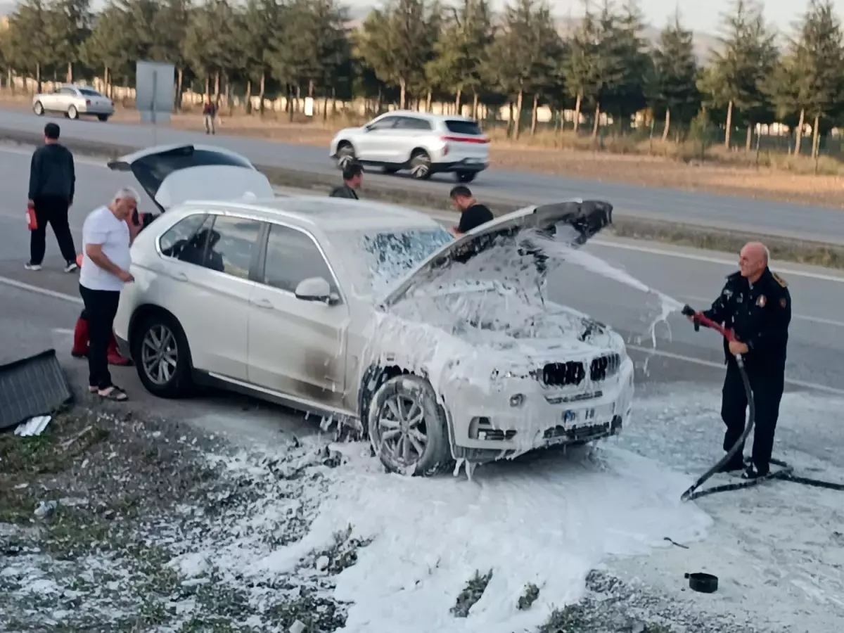 Elmadağ’da Lüks Otomobil Yangında Kullanılamaz Hale Geldi