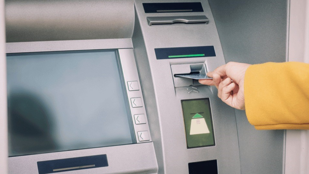 ATM Kullanırken Dikkat! Kartınızı ATM’ye Sokmadan Önce Bu İşlemi Mutlaka Yapın