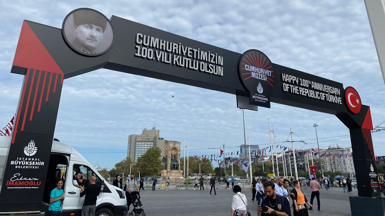 Bakanlıktan İBB’ye Suç Duyurusu! Cumhuriyet Takı ‘Tarihi Yapıyı Tahrip’ Ediyormuş