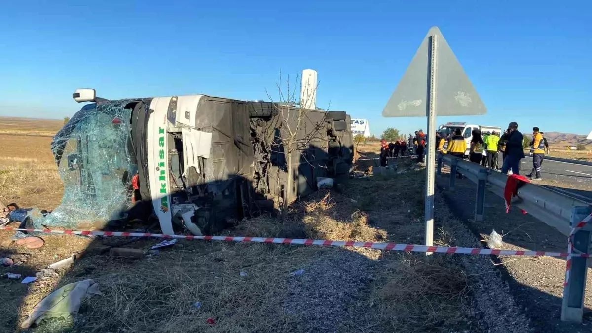 Balıkesir Bandırma’dan Kapadokya’ya gezi için çıkan otobüs Aksaray-Ankara karayolunun yaklaşık 40. km’sinde yoldan çıkarak şarampole devrildi.