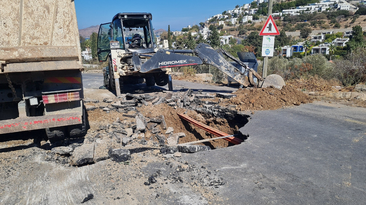 Bodrum’da Ana İsale Hattı Patladı: Tonlarca Su Etrafa Saçıldı