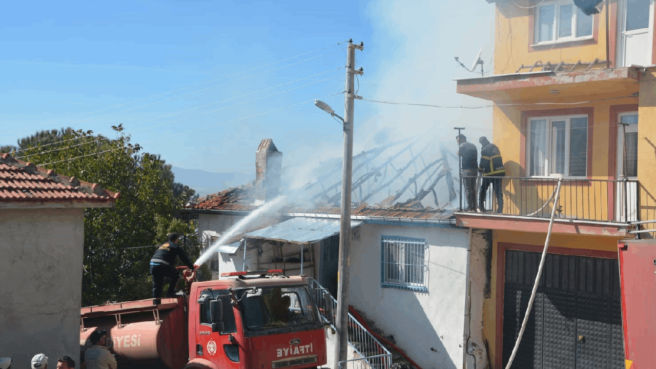 Çatıda Yangın Çıktı, Yaşlı Adam Ölümden Döndü