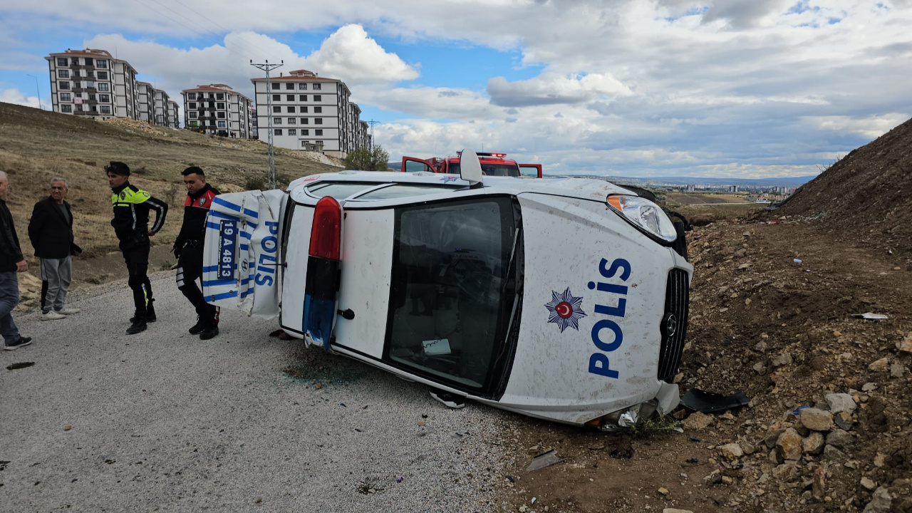 Çorum’da Suçlu Kovalarken Devrilen Polis Aracındaki 2 Polis Yaralandı