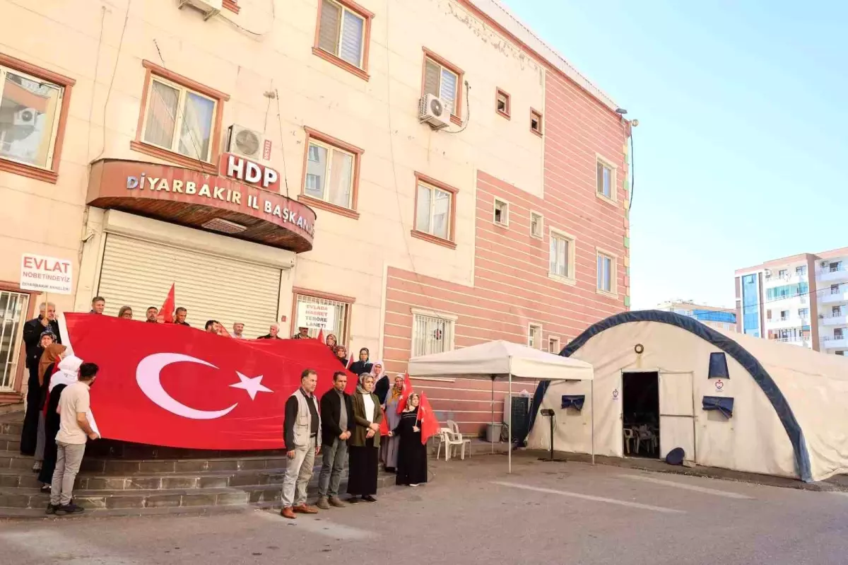 Diyarbakır Anneleri PKK’yı Terör Saldırısı Nedeniyle Lanetledi