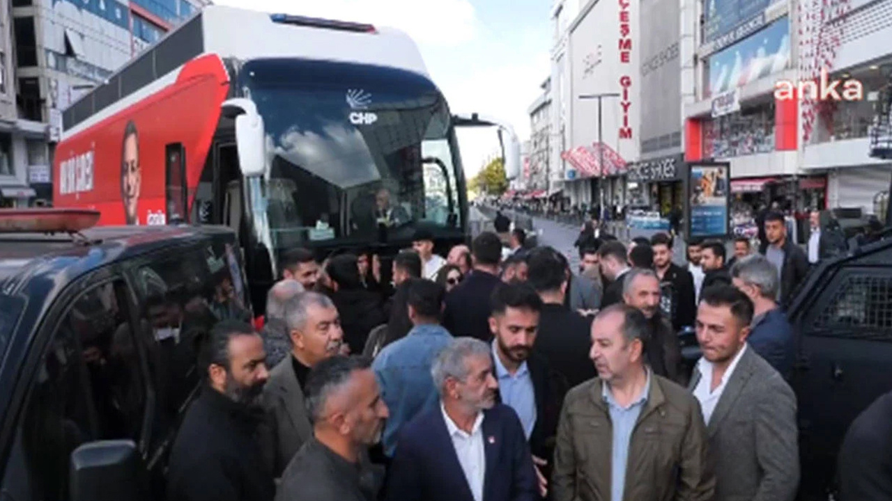 Esenyurt’ta Polis Ablukası! CHP Otobüsüne Engel Kalktı