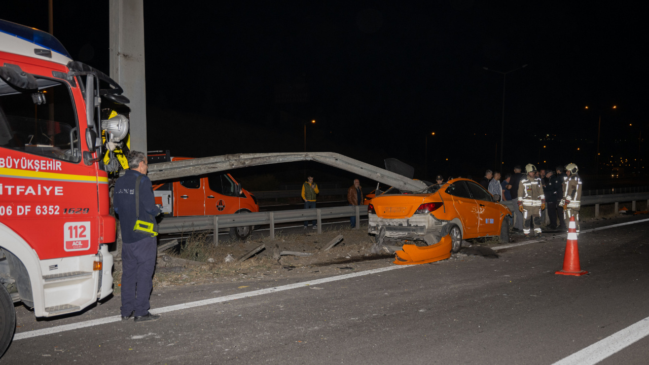 Feci Kaza! Taksi Bariyerlere Ok Gibi Saplandı: 1 Ölü