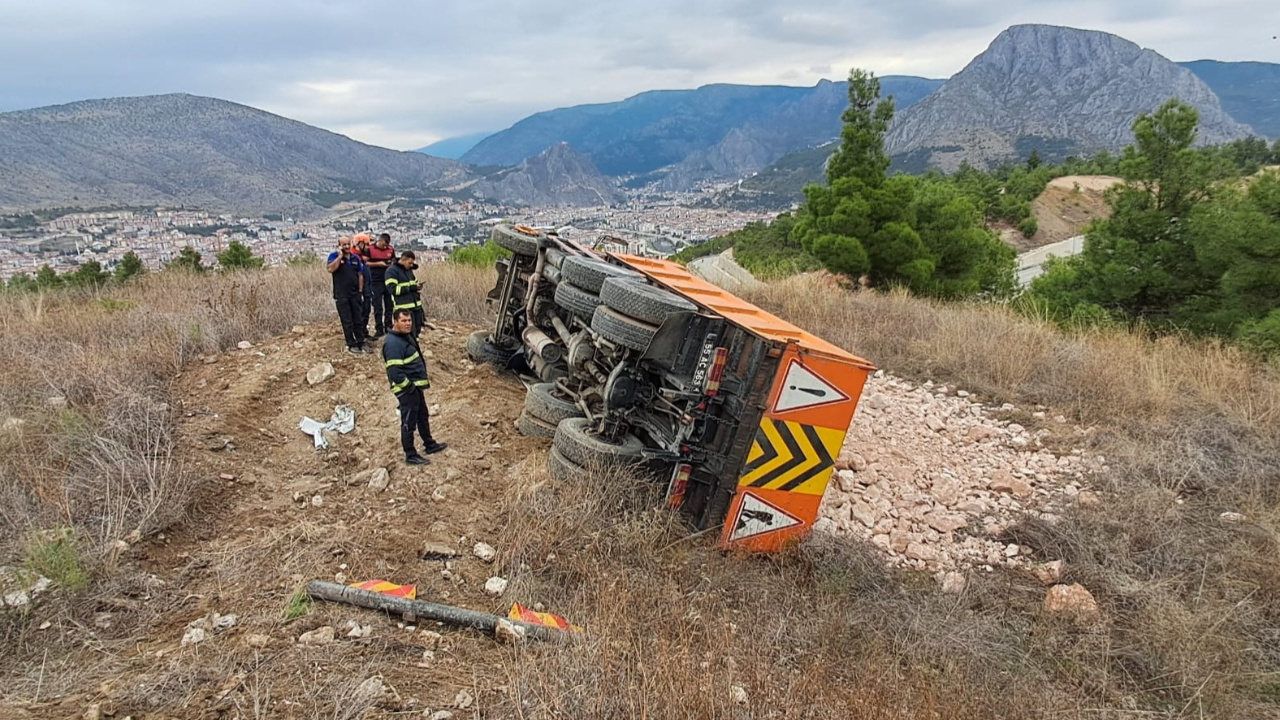 Freni Tutmayan Kamyon Şarampole Devrildi