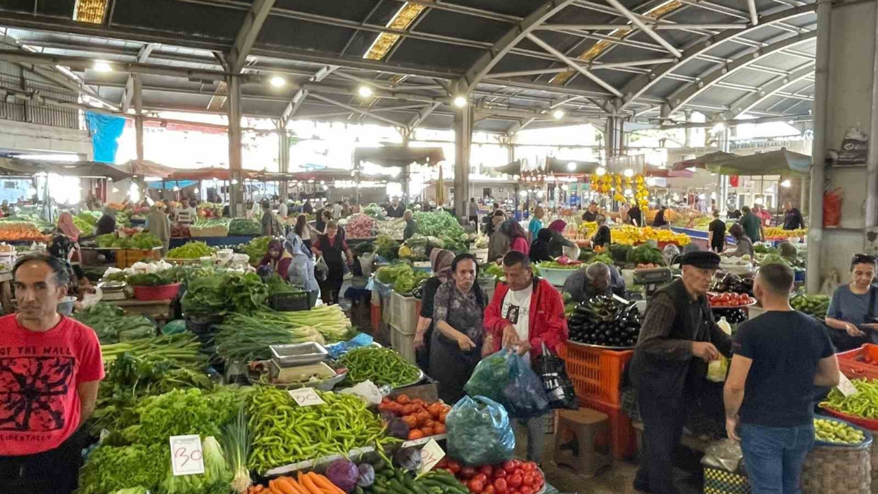 Halk Pazarı Fiyatları Vatandaşı Sevindirdi