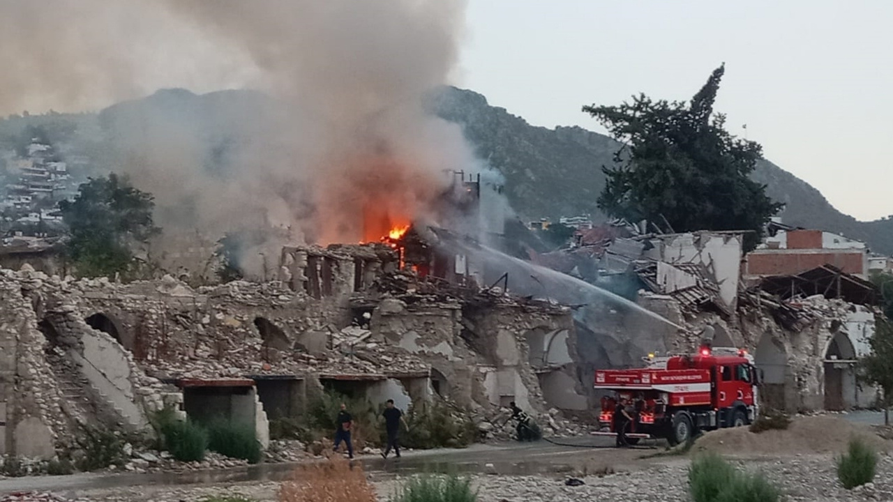 Hatay’da 2 Katlı Boş Binada Alevler Söndürüldü