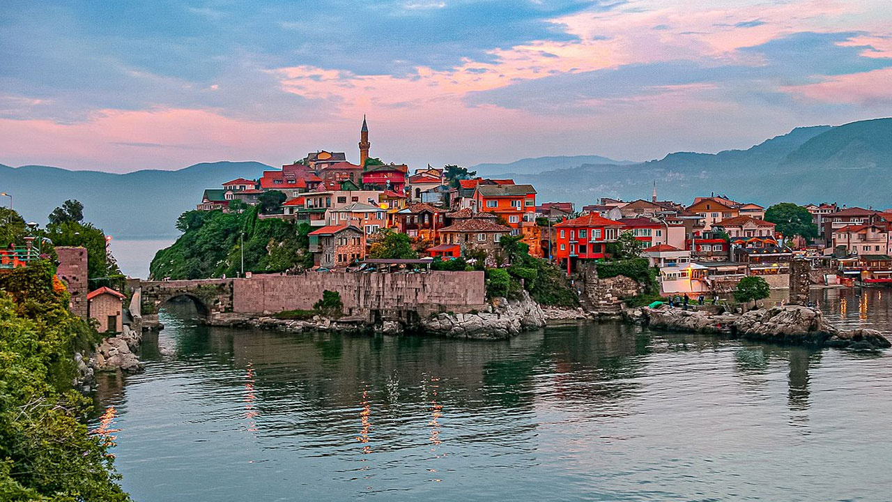 Hava Muhalefeti Yerini Sıcağa Bıraktı: Amasra Ziyaretçiye Doydu