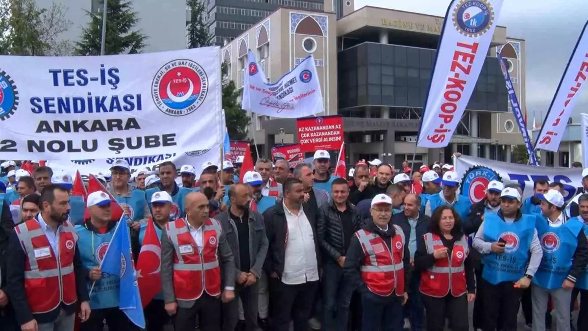 İşçiler, Hazine ve Maliye Bakanlığı Önünde Eylem Gerçekleştirdi