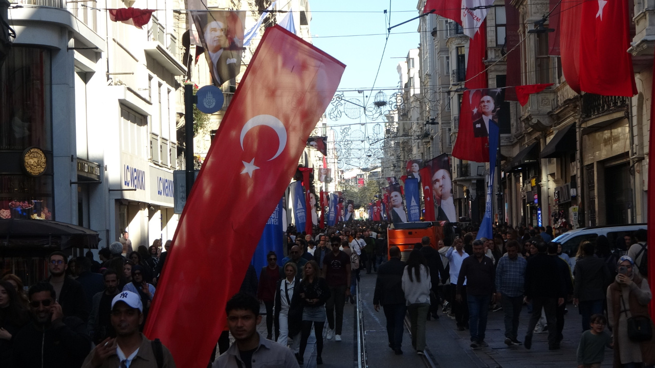 İstiklal Caddesi 29 Ekim İçin Bayraklarla Donatıldı