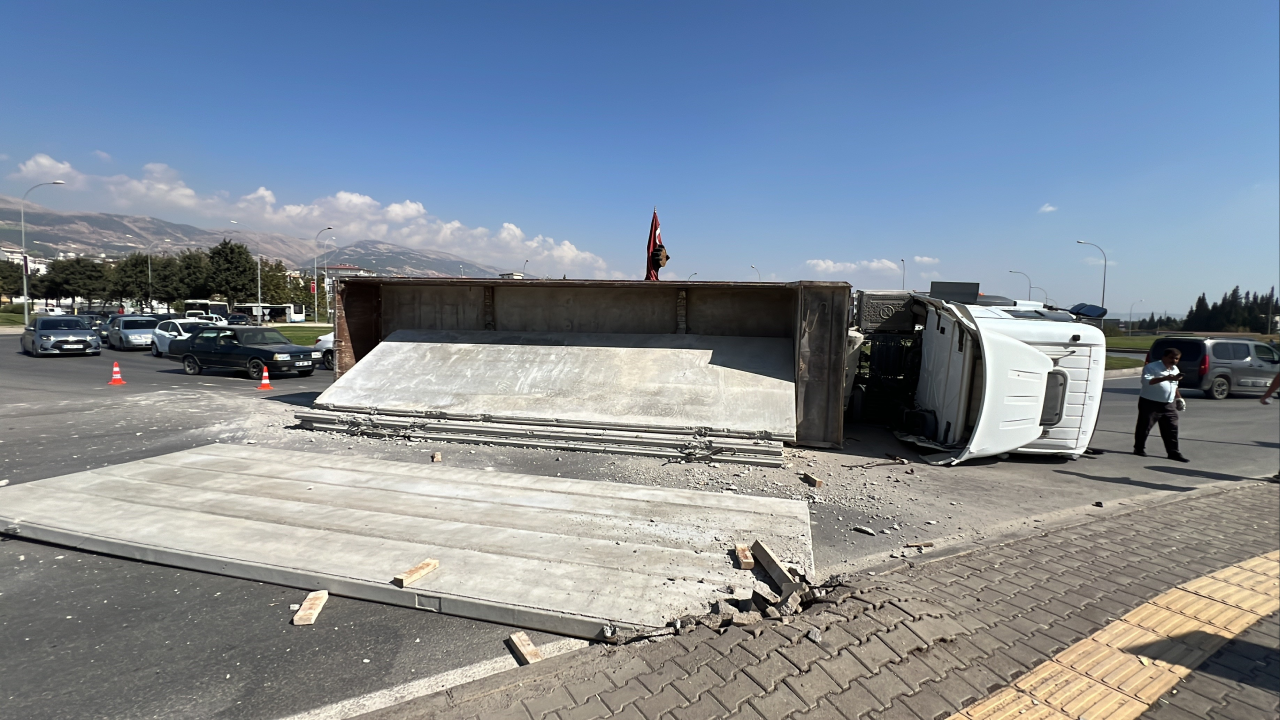 Kahramanmaraş’ta Kaza! Beton Duvar Blokları Taşıyan Tır Yan Yattı