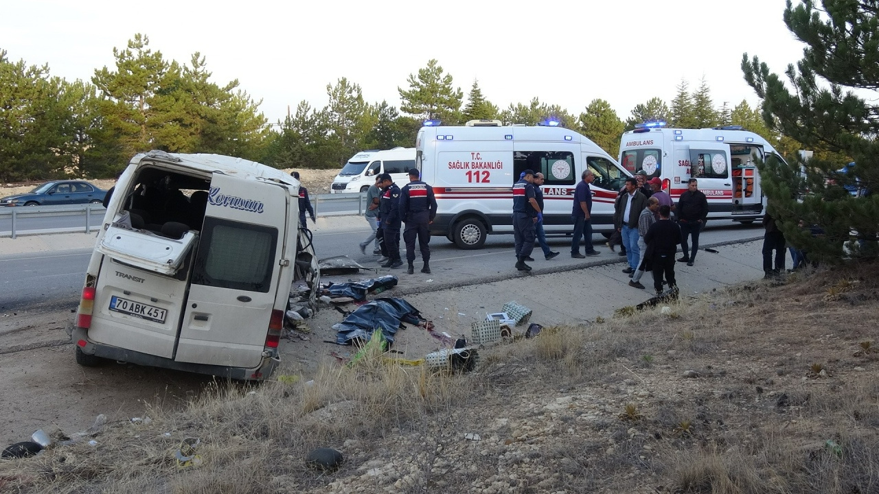 Karaman’da Feci Kaza! İşçileri Taşıyan Minibüs Şarampole Devrildi: 2 Ölü, 13 Yaralı