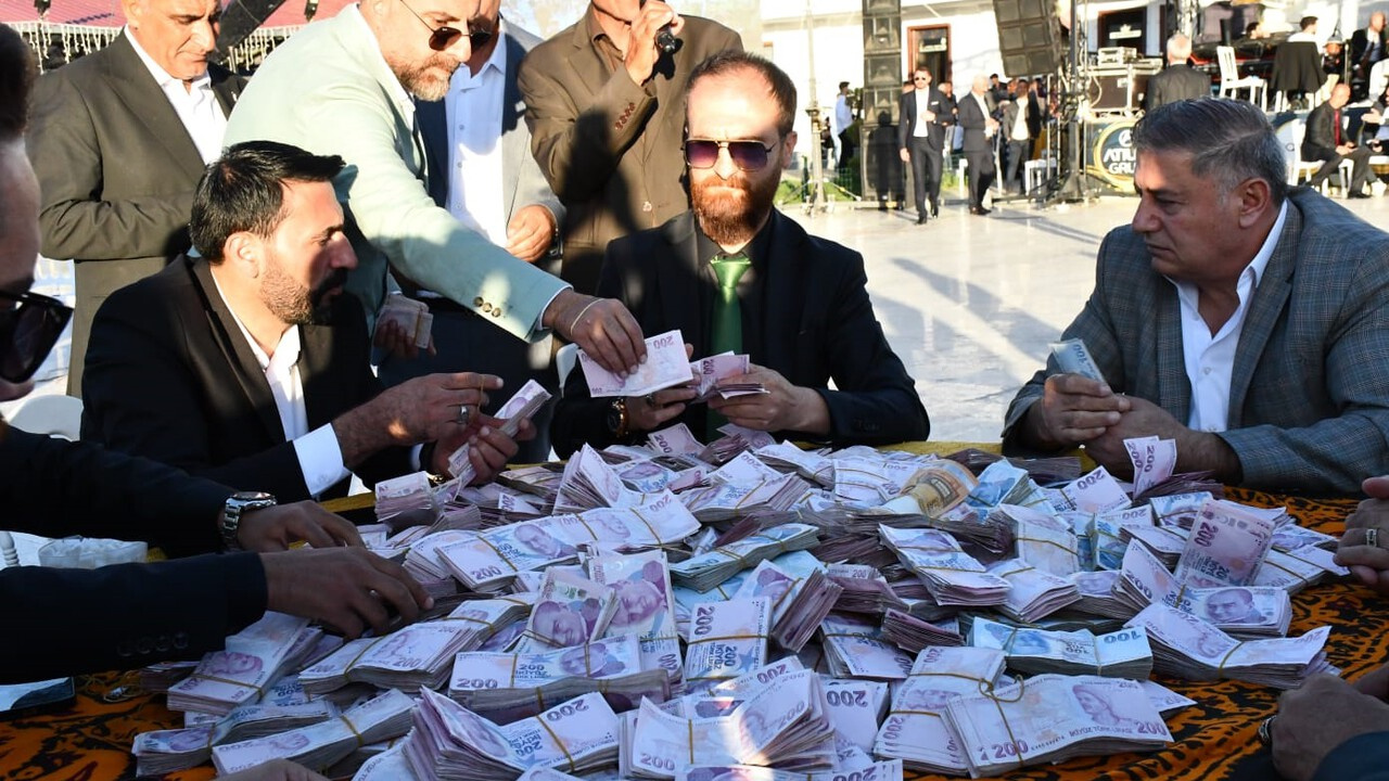 Kilo Kilo Altın… 22 Milyon Liralık Takı Töreni! 25 Kişi Say Say Bitiremedi, Banknotları Bavullarla Taşıdılar