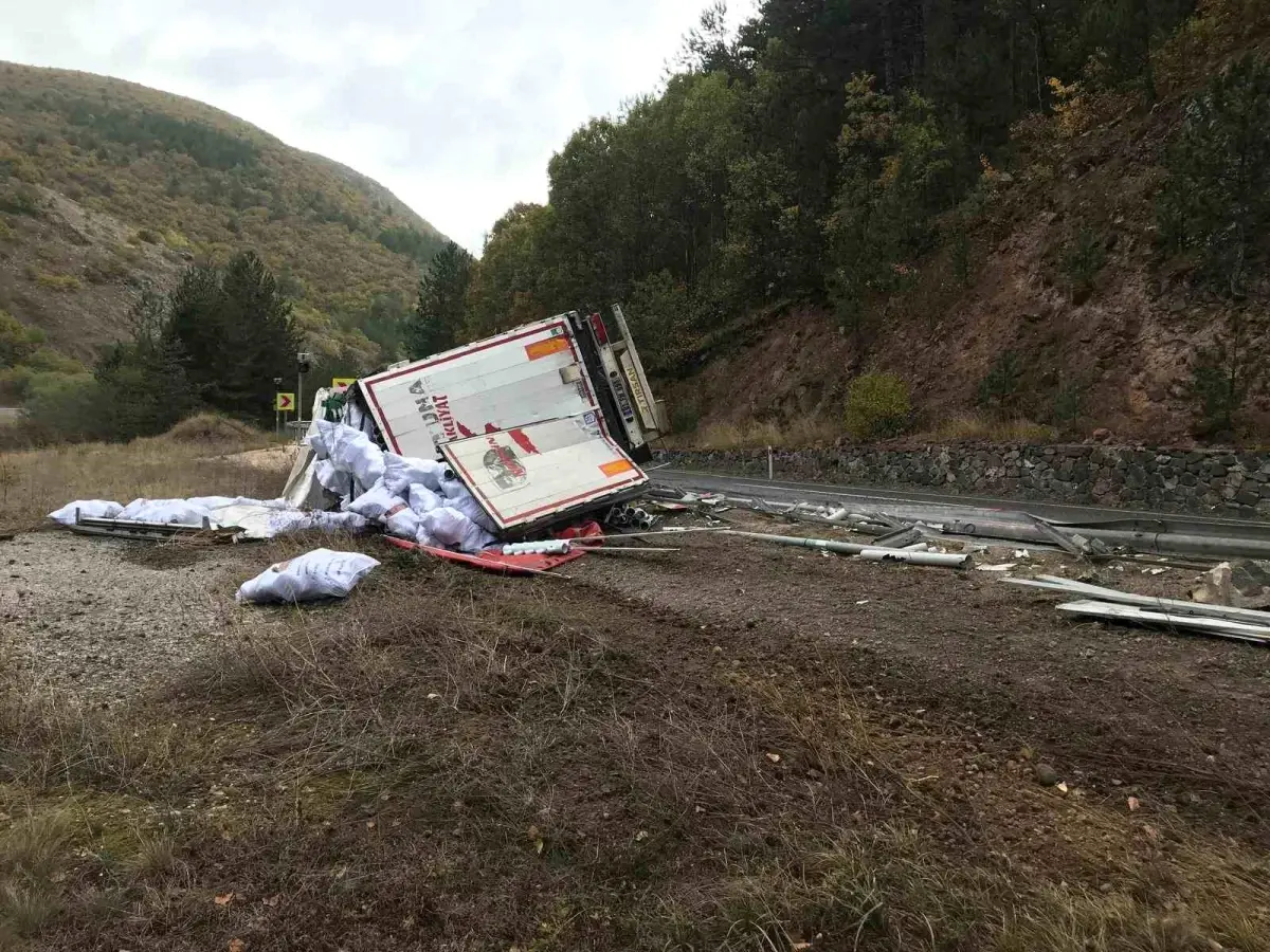 Kızılcahamam’da Kontrolden Çıkan Tır Devrildi