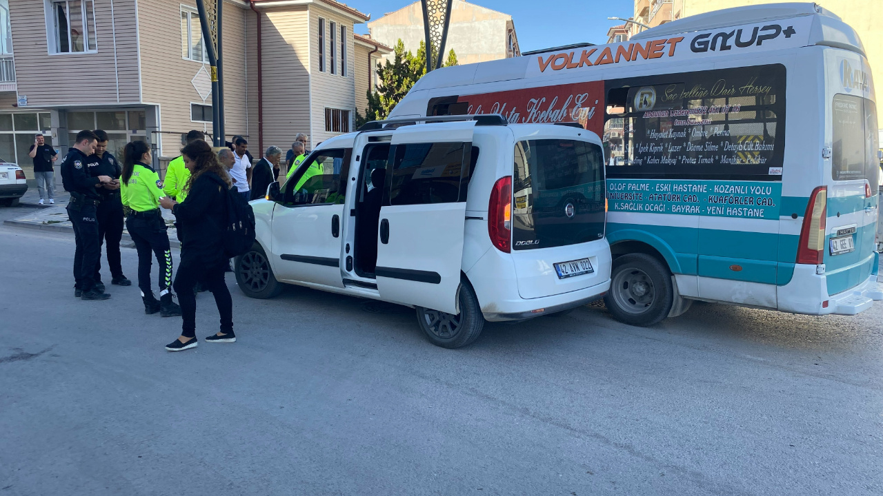 Konya’da Trafik Kazası: Dolmuş ile Hafif Ticari Araç Çarpıştı